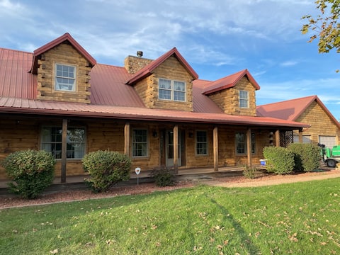 Modern Log Home near Hocking Hills