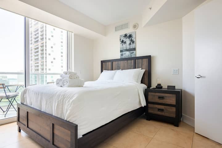La habitación de abajo con cama tamaño queen y TV de 55 pulgadas.