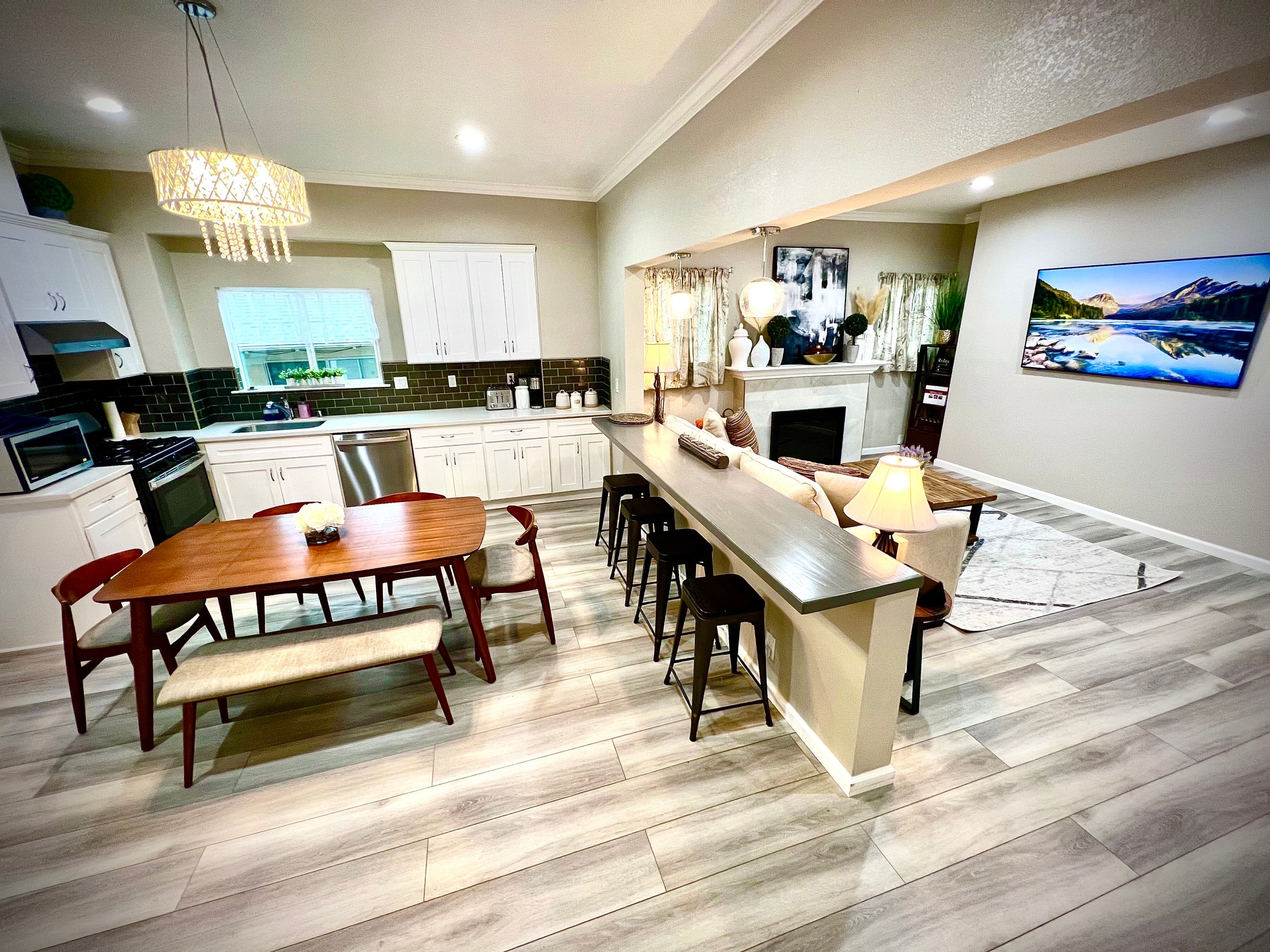 Spacious 8BR Home with Pool Table & Private Unit - Photo 1