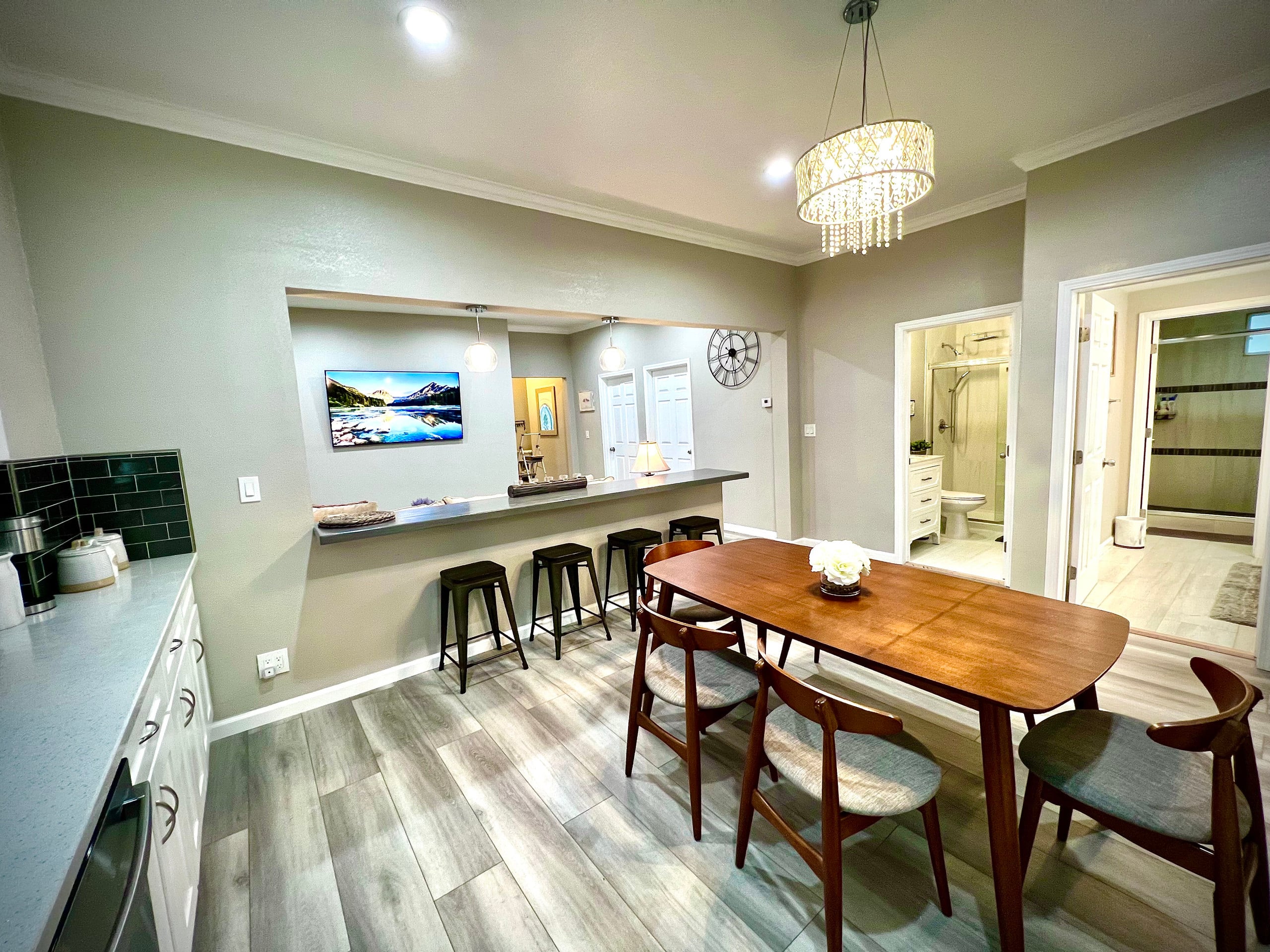 Spacious 8BR Home with Pool Table & Private Unit - Photo 11