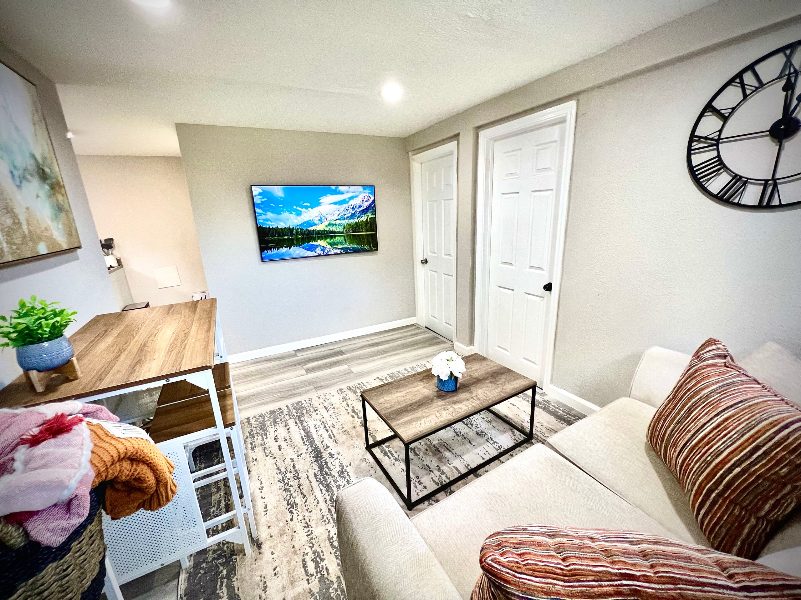 Spacious 8BR Home with Pool Table & Private Unit - Photo 17