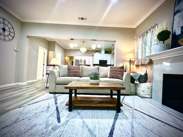 Luxurious & Grand 8 BR at the heart of San Jose gallery image 3