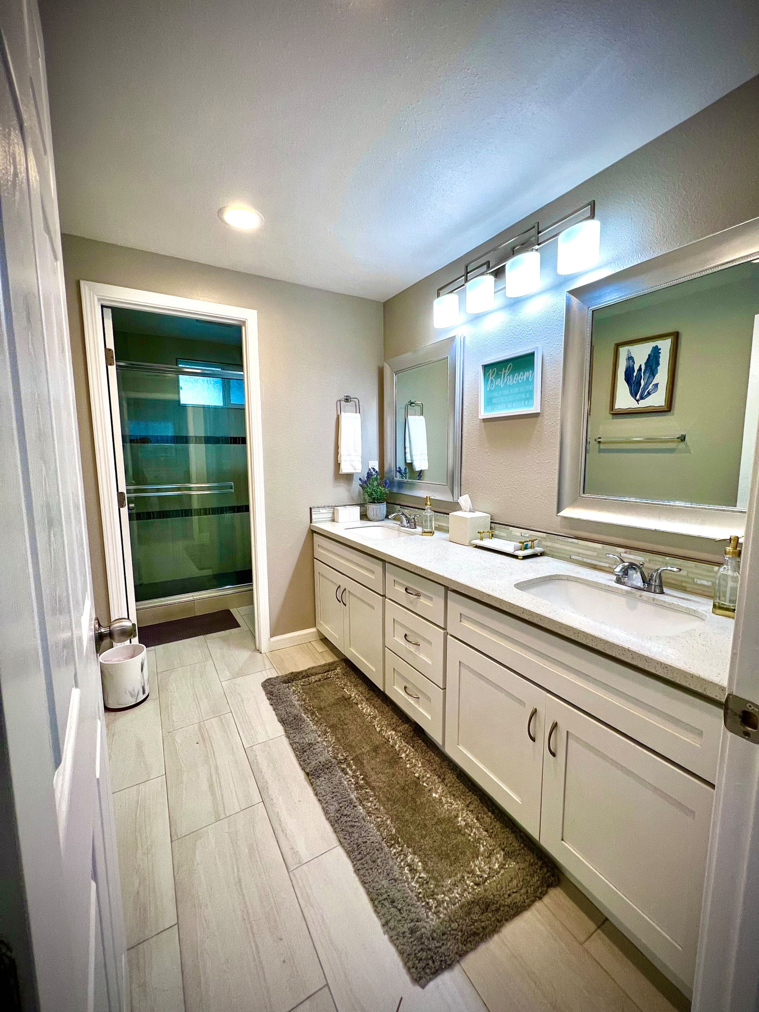 Spacious 8BR Home with Pool Table & Private Unit - Photo 15