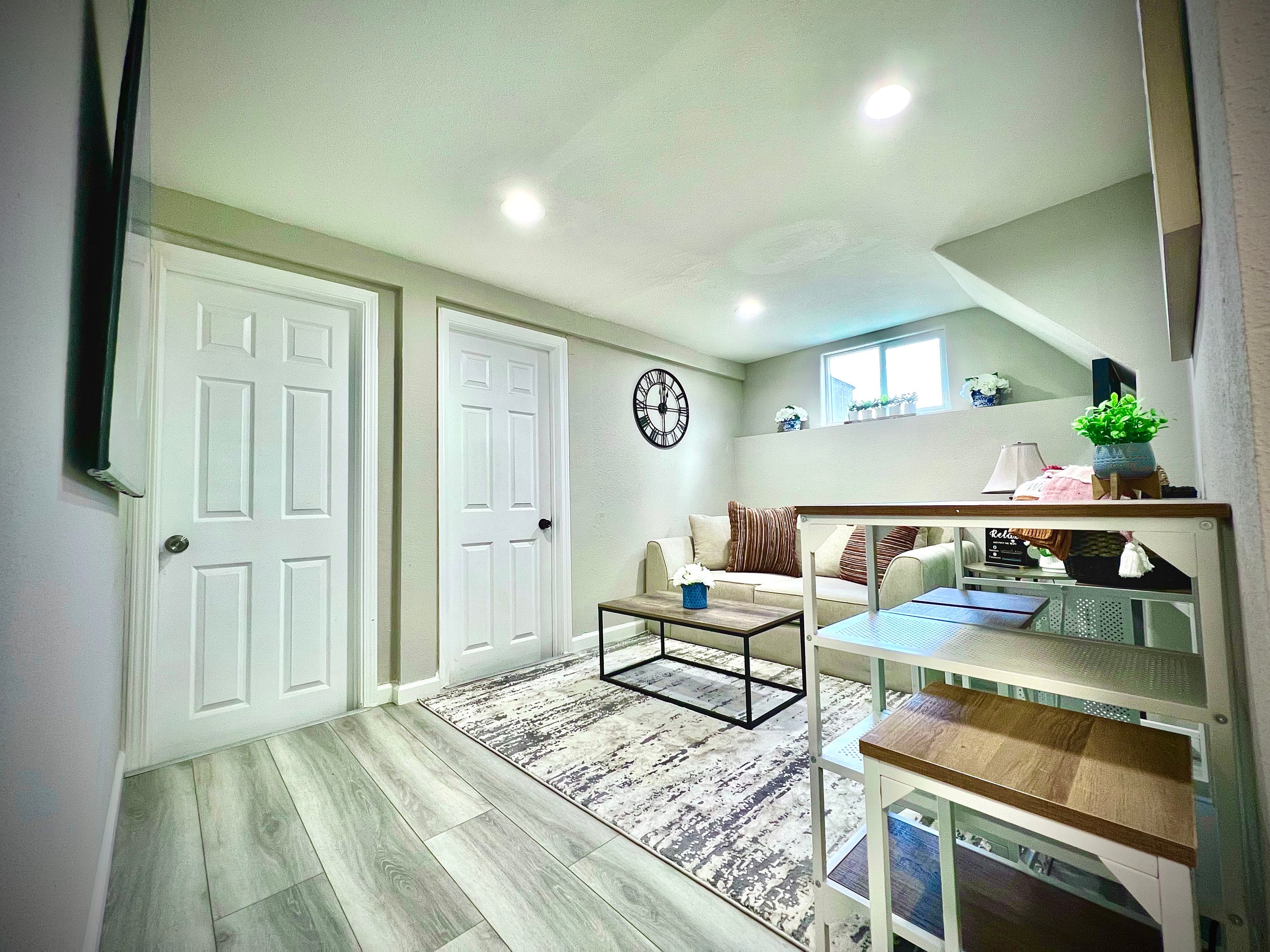 Spacious 8BR Home with Pool Table & Private Unit - Photo 21