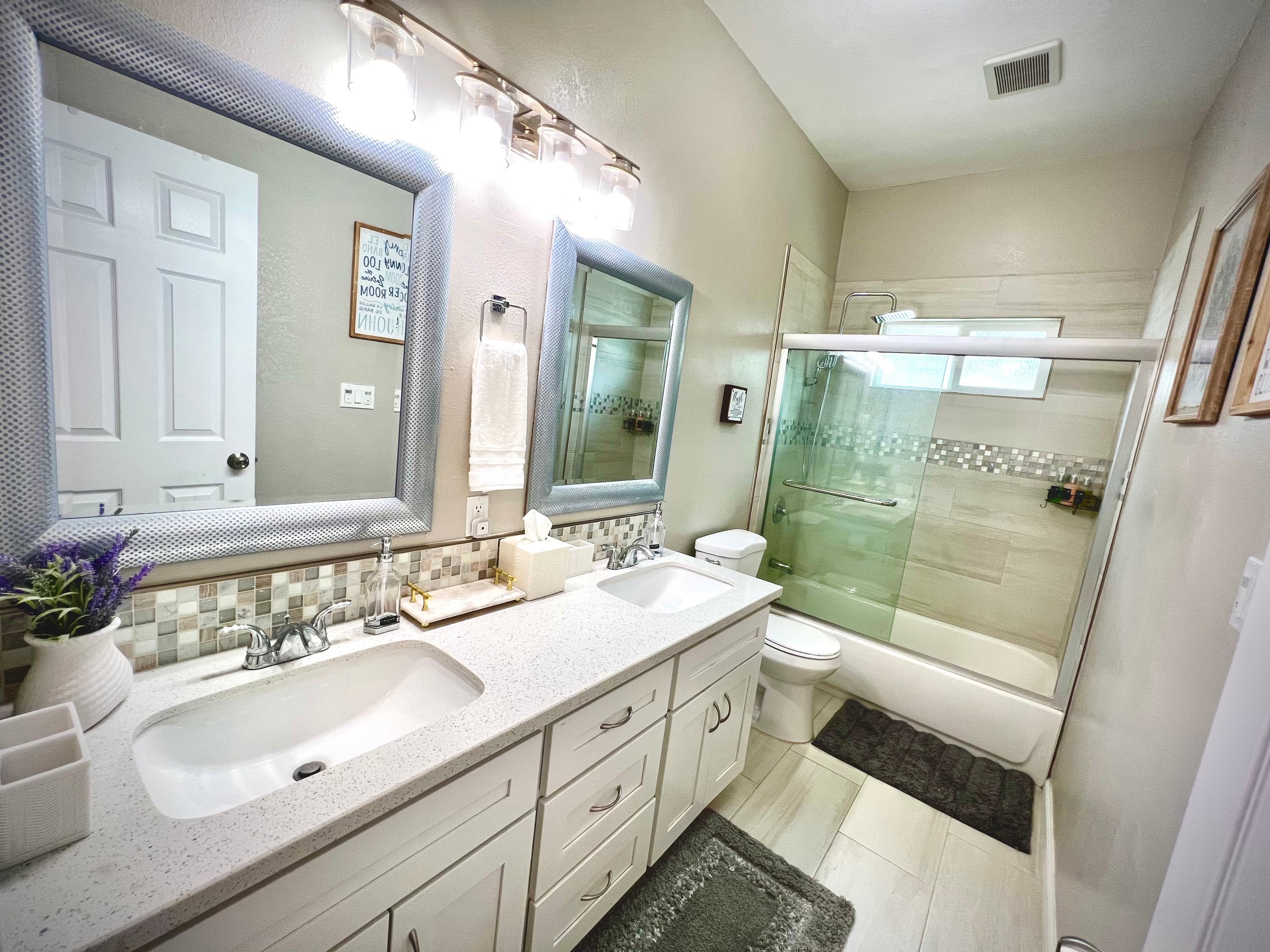 Spacious 8BR Home with Pool Table & Private Unit - Photo 8