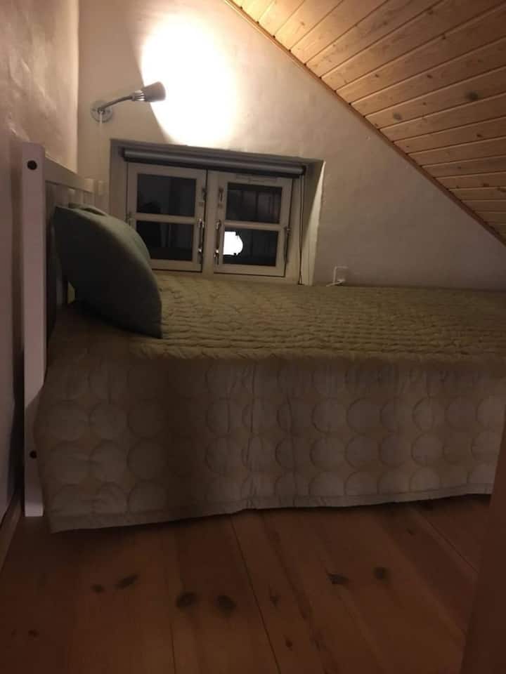 เตียงขนาด 140 ซม. ในห้องใต้หลังคาเหมาะที่สุดสำหรับเด็ก 1 -2 คน การเข้าถึงผ่านบันไดที่ค่อนข้างชันเช่นไม่แนะนำสำหรับเด็กเล็ก/เด็กวัยหัดเดิน