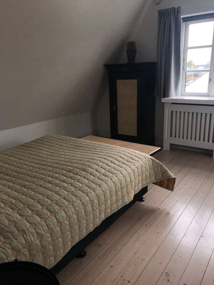 ห้องนอนชั้นแรก (เตียง 140 ซม.) การเข้าถึงผ่านบันไดที่ค่อนข้างสูงชัน