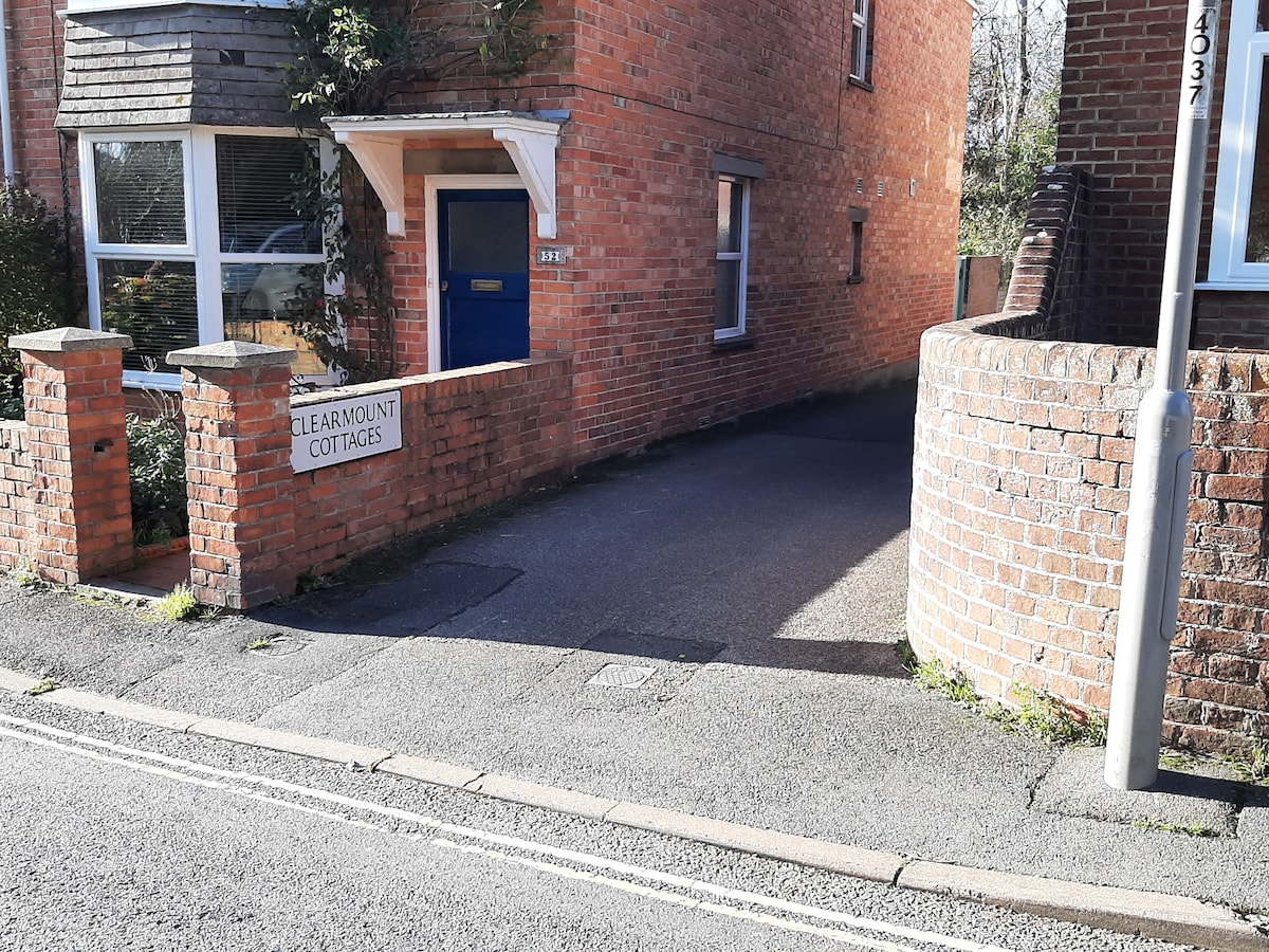 Top performing Airbnb: Weymouth Delightful two bedroom character cottage. in Weymouth