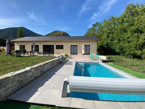 Single storey house with swimming pool