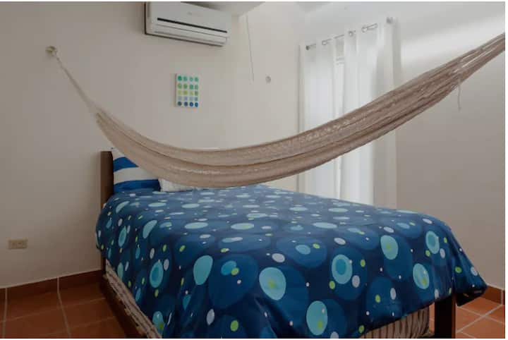 卧室# 3 -双人床+加大双人床（折叠床）。

每间卧室和起居空间都有吊床挂钩-房客可以使用两个吊床。 