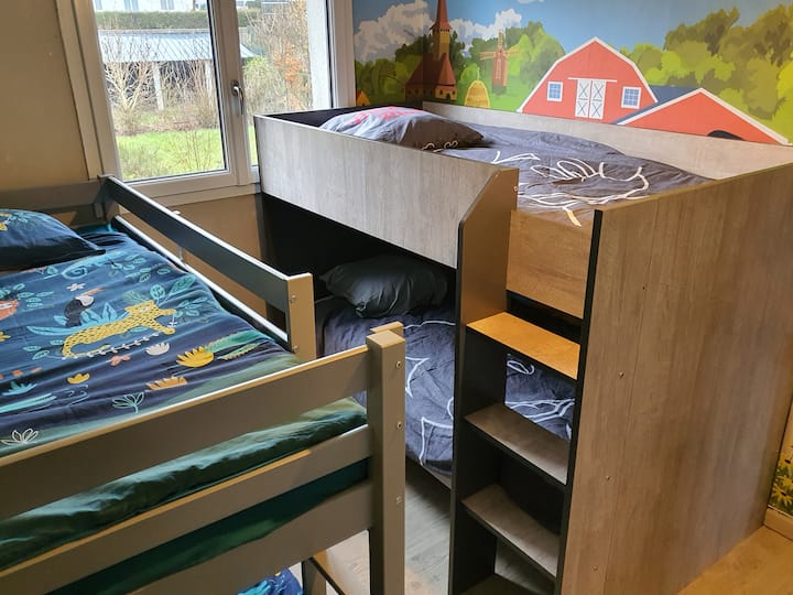 غرفة نوم 3، سريران × سريران بطابقين