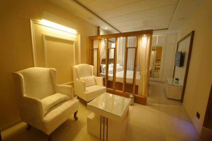 Antique Royal Suite - Zirakpur