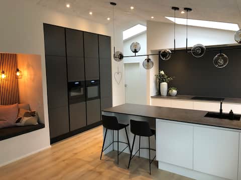 House with lovely garden, close to city and park