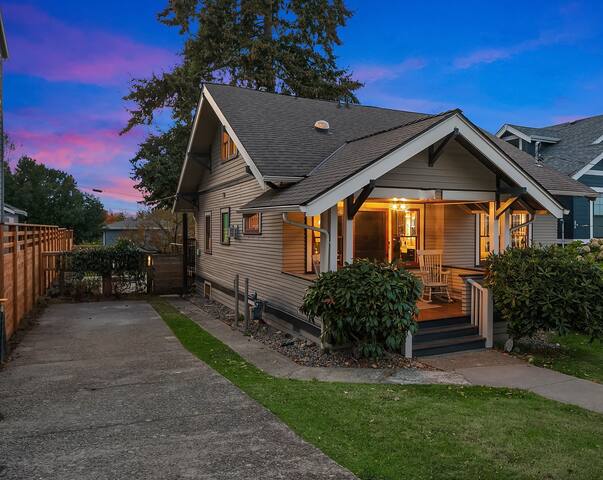 Stunning Queen Anne Craftsman getaway with View