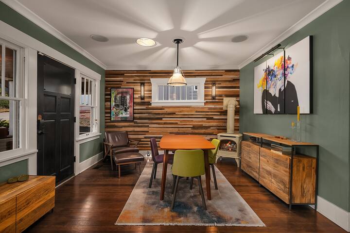 Stunning Queen Anne Craftsman getaway with View gallery image 5