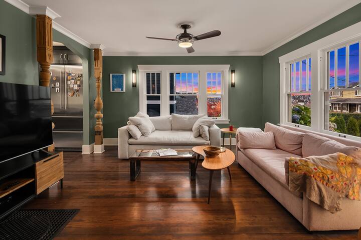 Stunning Queen Anne Craftsman getaway with View gallery image 2