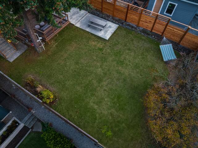 Stunning Queen Anne Craftsman getaway with View gallery image 4