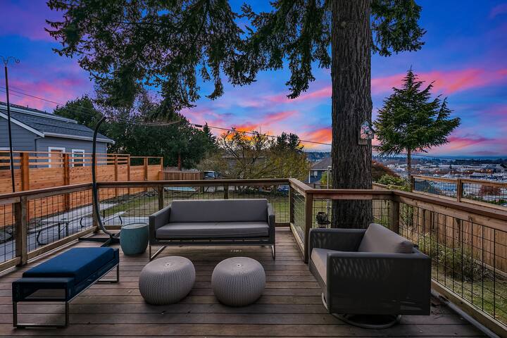 Stunning Queen Anne Craftsman getaway with View gallery image 3