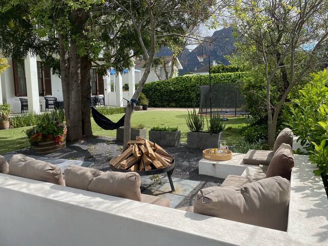 Large Pool & Entertainers Garden – 4 Bedroom