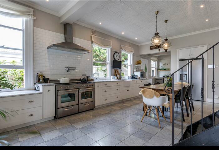 Large Pool & Entertainers Garden – 4 Bedroom gallery image 4