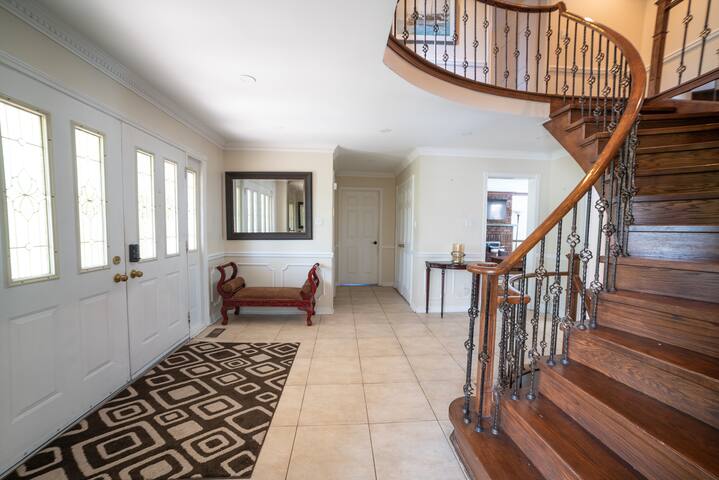 Family vacation home with Heated Pool-Toronto gallery image 2