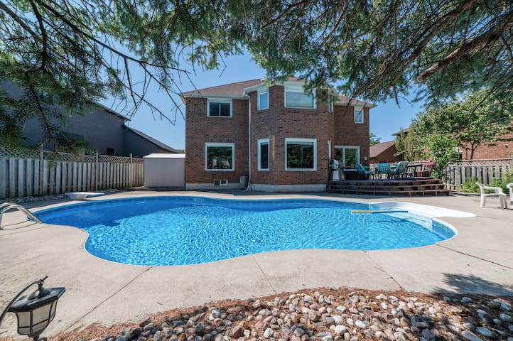 Family vacation home with Heated Pool-Toronto