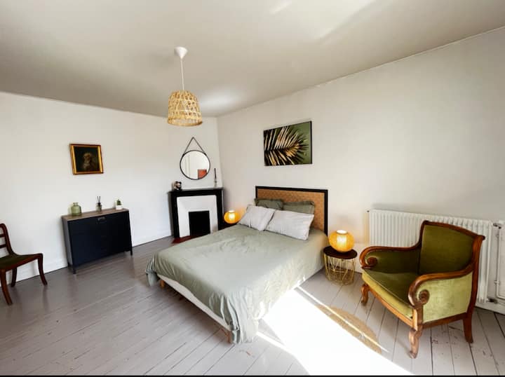 Dhomë gjumi dopio, kati i parë, krevat 140 x 190 cm me banjë brenda.