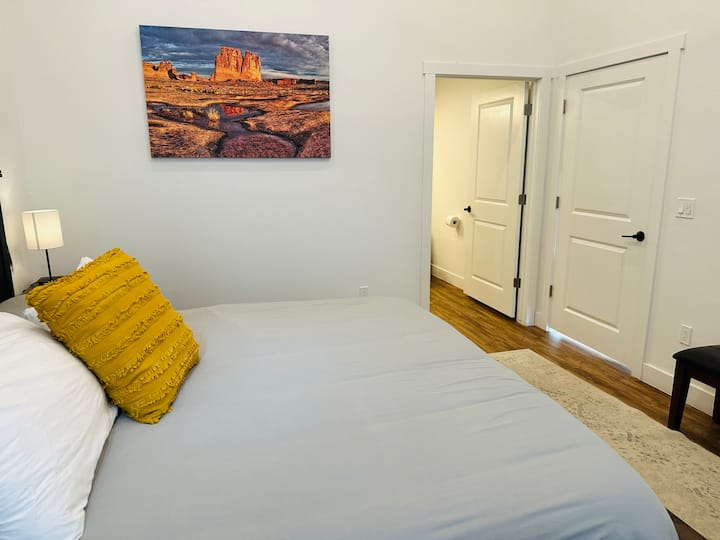 带全功能卫生间的主卧室。（卫生间入口显示）