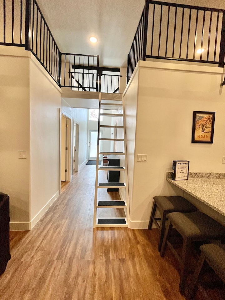 通往卧室、前门、卫生间和阁楼的走廊