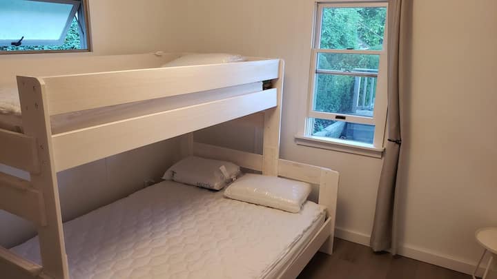 เตียงสองชั้นขนาดควีนไซส์ฟูกนอนสองชั้นบนคู่ มีผ้ารองที่นอนผ้าปูที่นอนหมอนและผ้านวม เครื่องนอนทั้งหมดจะได้รับการทำความสะอาดและลดเชื้อทุกครั้งที่มีผู้เข้าพัก