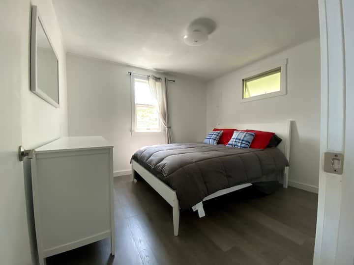 เตียงขนาดควีนไซส์มีผ้ารองที่นอนผ้าปูที่นอน (เสื้อถัก) หมอนและผ้านวม เครื่องนอนทั้งหมดจะได้รับการทำความสะอาดและลดเชื้อทุกครั้งที่มีผู้เข้าพัก