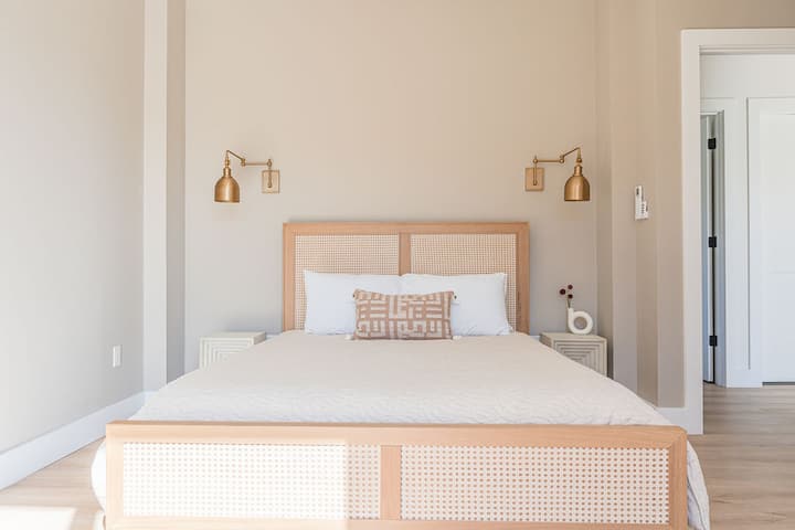 Mountain side Bedroom - Queen Bed