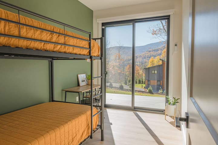 Bunk Room - 2 Twin Beds + desk space