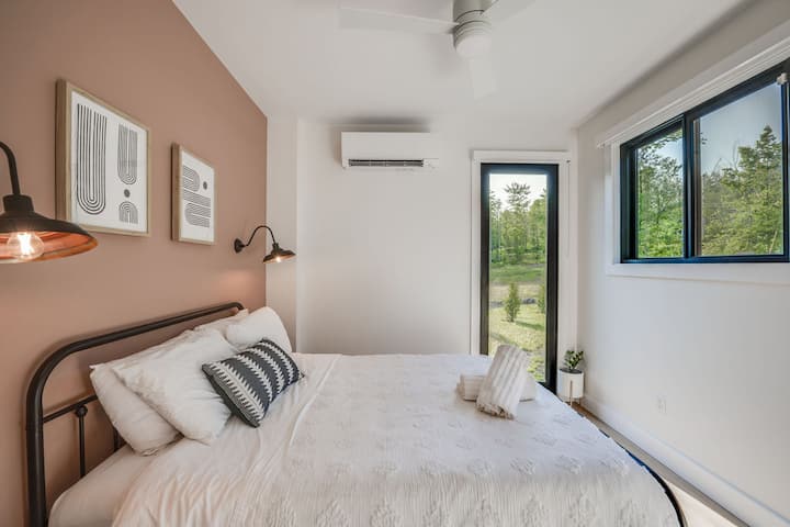 Front Bedroom - Queen Bed