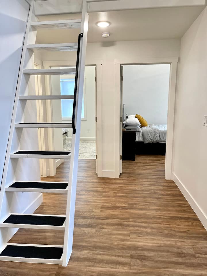 Ხელმისაწვდომია ლოფტის კიბეები, მეფის საძინებელი და მთავარი საძინებელი