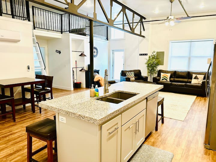 Მთავარი მისაღები და კუნძულის დასაჯდომი ადგილები