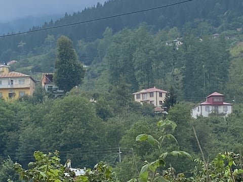 Veranda olanağı sunan sessiz  huzurlu köy evi