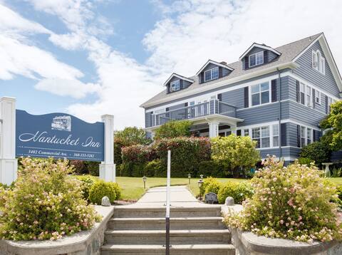 A beautiful 1925 colonial house in Anacortes.