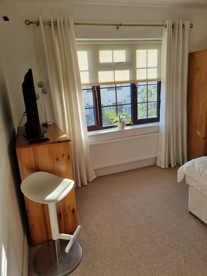 Bright cheerful double room in Castleknock Houses for Rent in Dublin