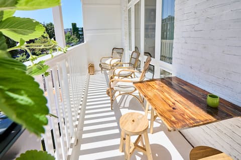 Top Airbnb: 3 BEDRM APP (90m2) with canalview near Vondelpark in Overtoomse Sluis