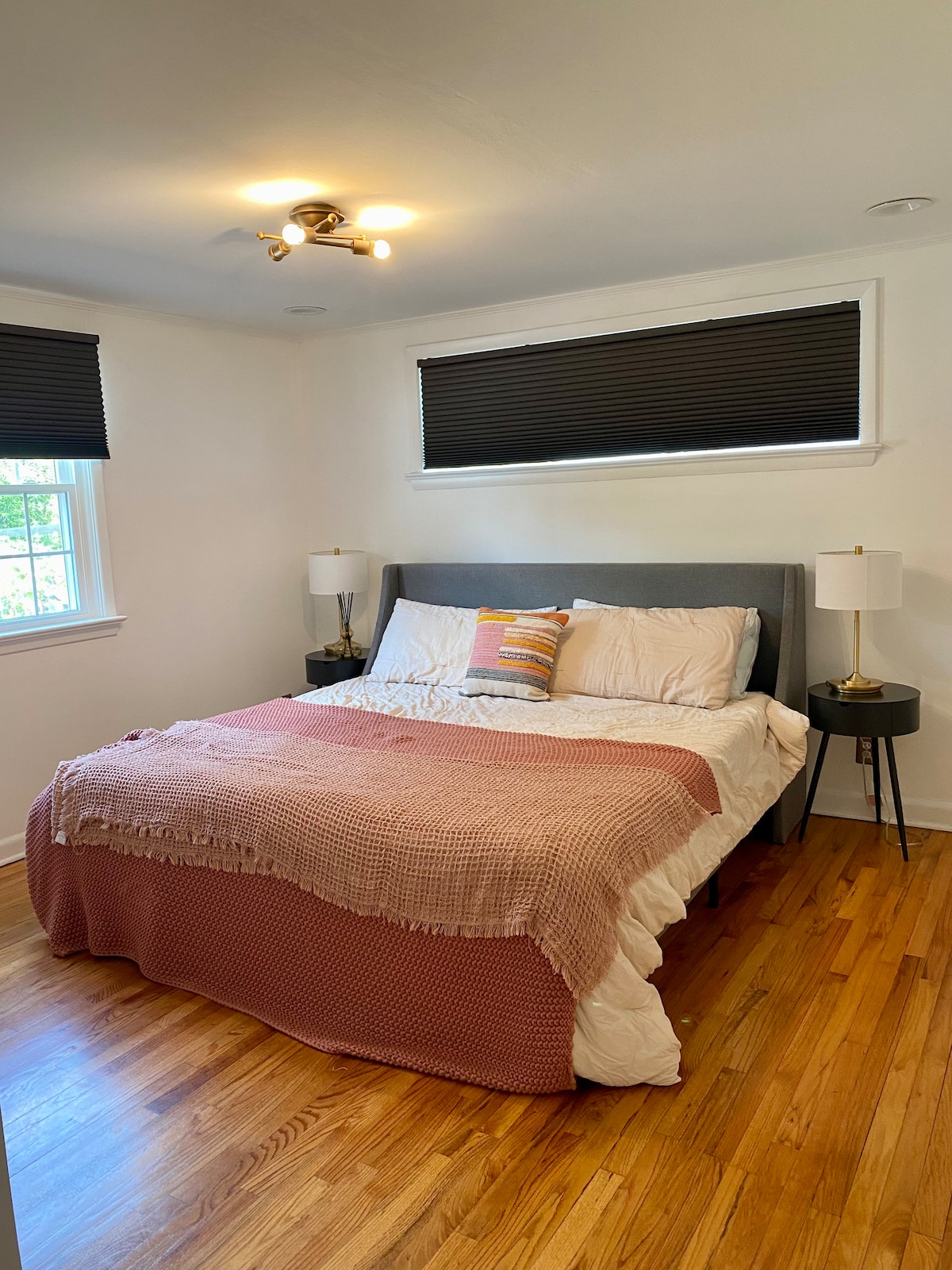 主卧配备加大双人床，可俯瞰后院 