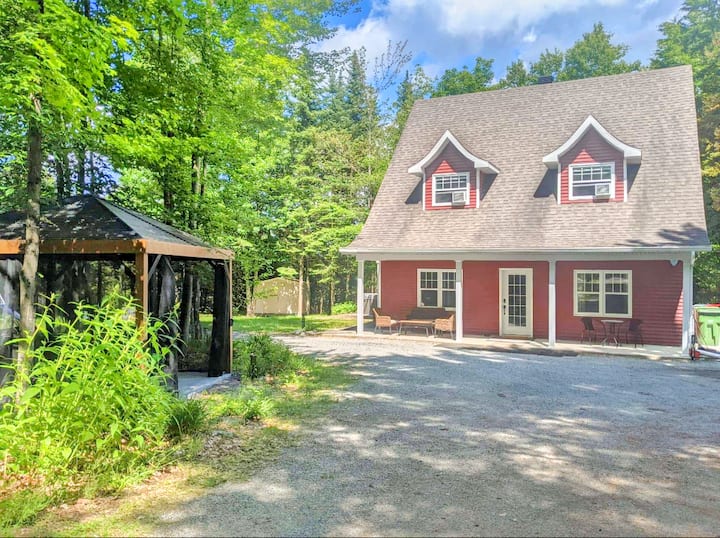 Le Boisé des TroisLacs 4 Acres aux Abords du Lac Cottages for Rent in ValdesSources