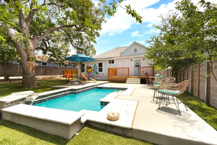 spacious-3-bedroom-home-with-gorgeous-private-pool-houses-for-rent-in