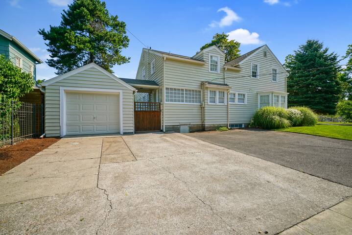 Downtown Salem Next to Bush Park Historical Home gallery image 3