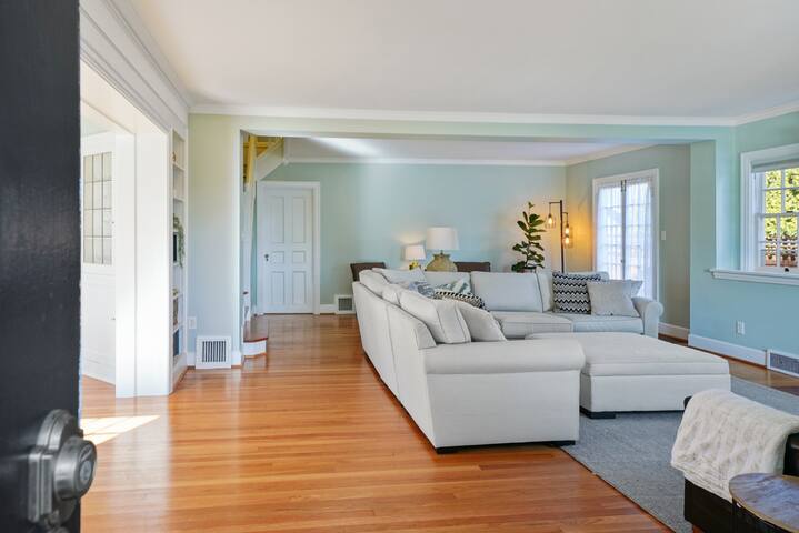 Downtown Salem Next to Bush Park Historical Home gallery image 5