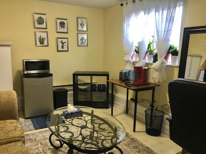 Monstera Plant House: Lovely Guest Room In Home - Fredericton