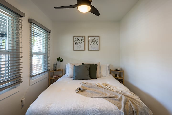 Სტუმრების საძინებელი, ორადგილიანი საწოლი, წინა მხარე ცოცხალი მონსტერას ჭრით