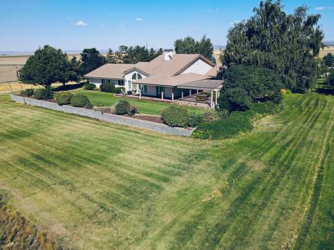 Experience Serenity w/ Mountain Views & Home Gym