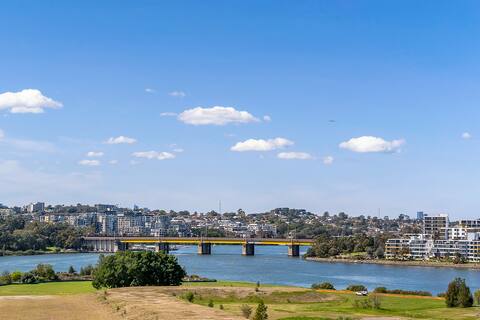Lovely 2-bedroom condo W/water view+Free Parking