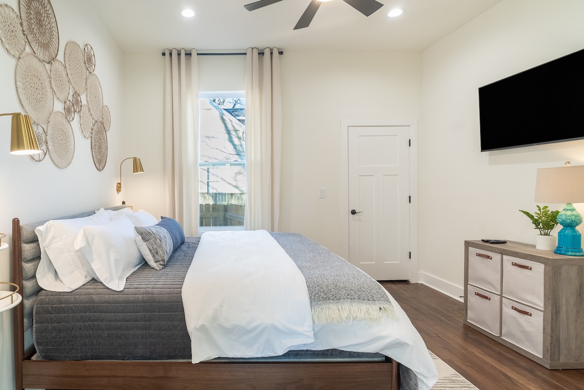 Удобен брачен кревет со супер меки чаршафи, 55-инчен телевизор со Roku, директен телевизиски поток, сопствена бања, голем плакар и завеси за затемнување.